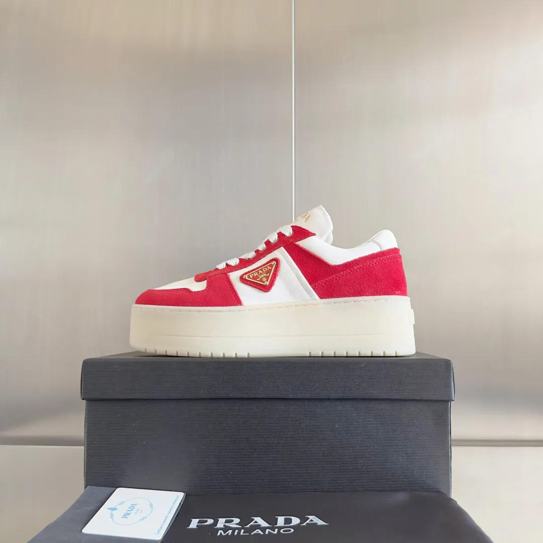 👟👟Ex-factory price 660👟👟 Top version Prada Latest Downtown Bold series Thick sole Platform shoes Triangle logo Casual sneakers White shoes Original purchase and development Production Downtown Bold sneakers are inspired by basketball shoes in the 1980s, with sporty design and exquisite details. Crafted from perforated leather, the statement platform sole provides a unique, modern style. The Prada logo is interpreted from different angles, decorated with the iconic enamel-coated triangular metal logo, highlighting the unique classic style. Exquisite packaging at the delivery counter🛍📦 ▪️Fabric: Original custom imported first-layer cowhide ▪️Inner lining: Original imported soft sheepskin ▪️Outsole: Original molded ultra-light foam material ▪️Sole thickness: 4.5CM ▪️Size: Women's 35-40
